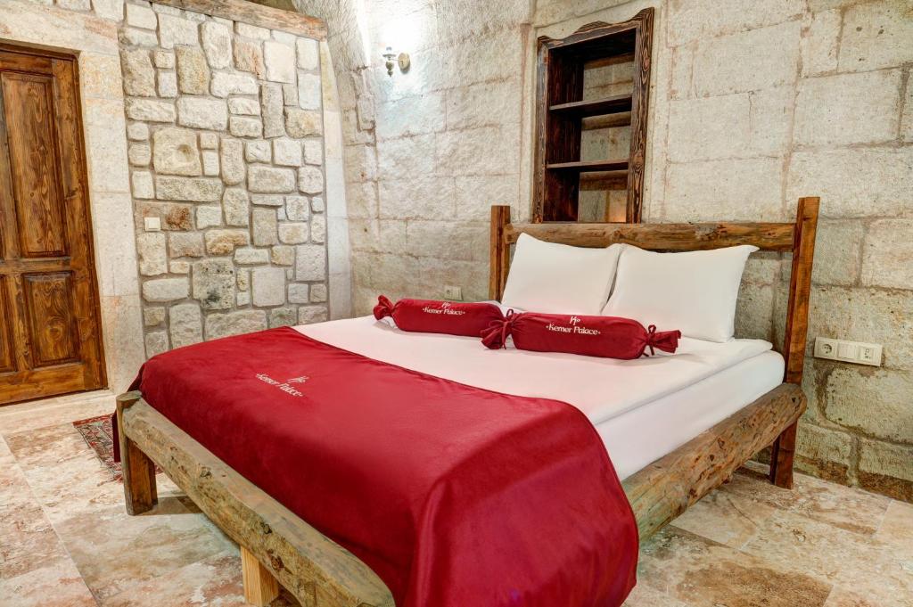 Postel nebo postele na pokoji v ubytování Cappadocia Kemer Palace