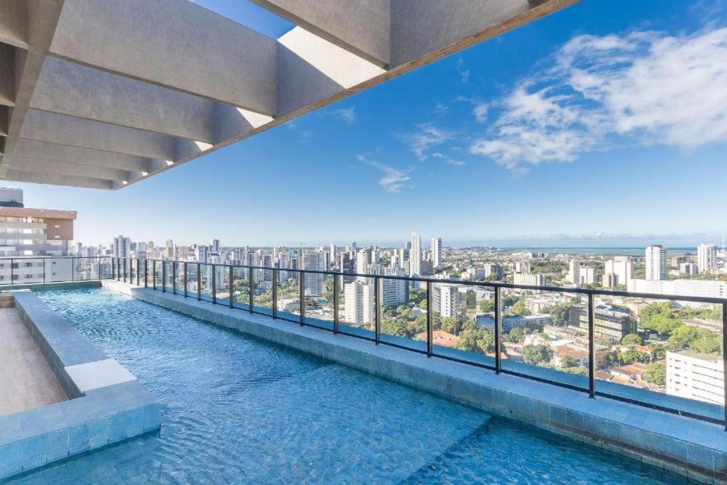 uma piscina no telhado de um prédio em Flat Central todo equipado! em Recife