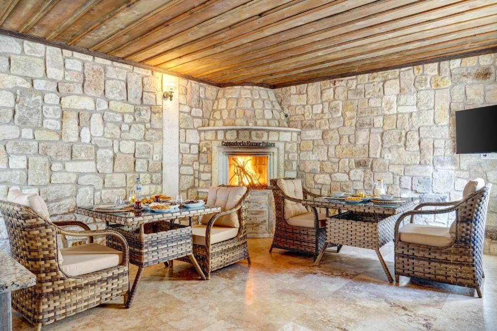TV a/nebo společenská místnost v ubytování Cappadocia Kemer Palace