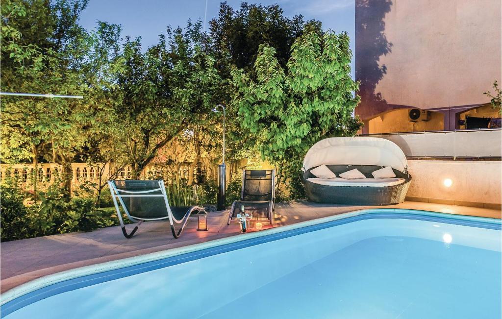 Bazén v ubytování Two-Bedroom Apartment In Vodice nebo v jeho okolí