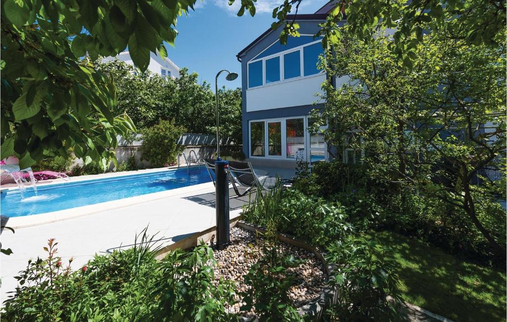 Bazén v ubytování Two-Bedroom Apartment In Vodice nebo v jeho okolí