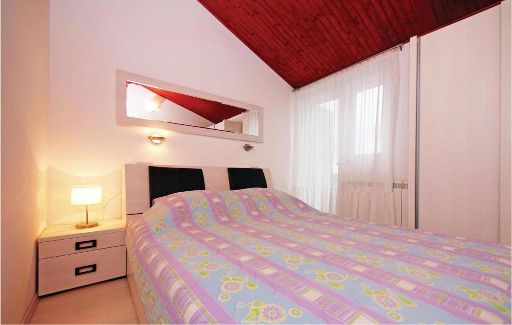 Postel nebo postele na pokoji v ubytování Two-Bedroom Apartment In Vodice