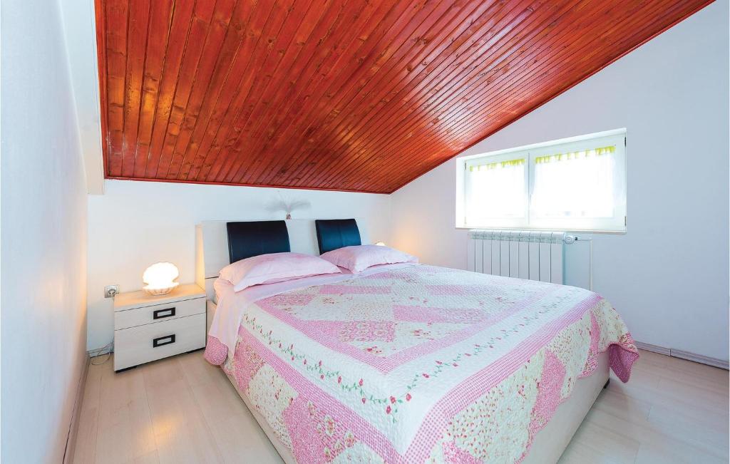 Postel nebo postele na pokoji v ubytování Two-Bedroom Apartment In Vodice