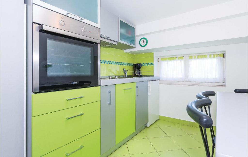 Kuchyň nebo kuchyňský kout v ubytování Two-Bedroom Apartment In Vodice
