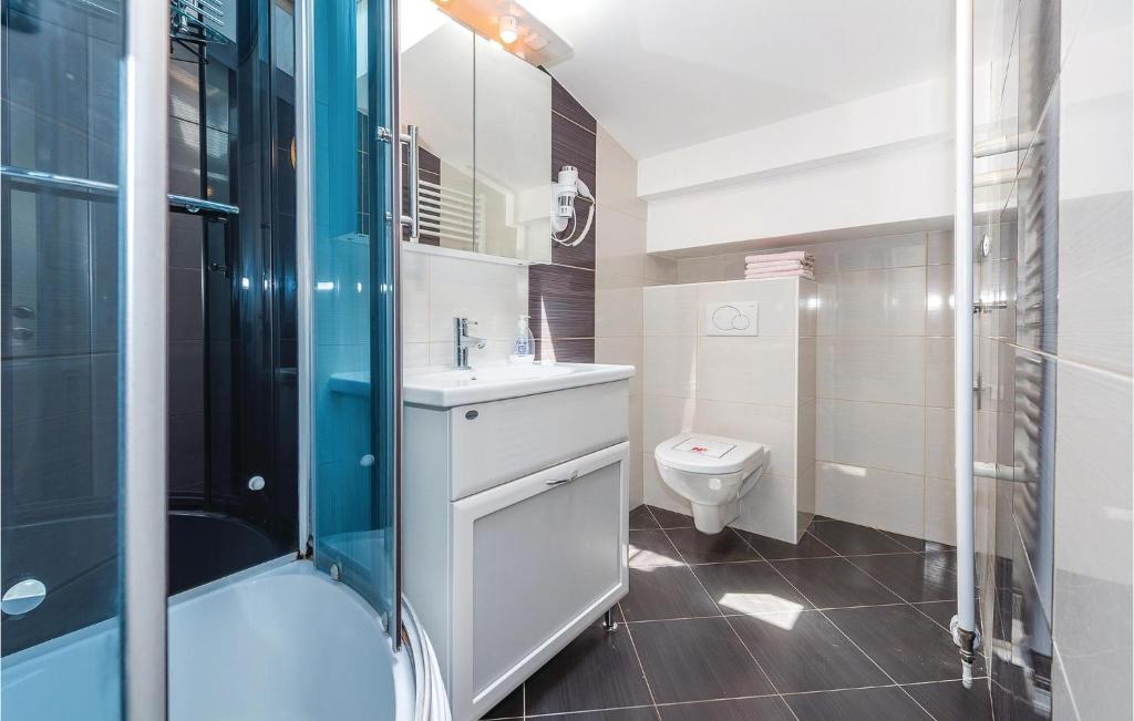 Koupelna v ubytování Two-Bedroom Apartment In Vodice