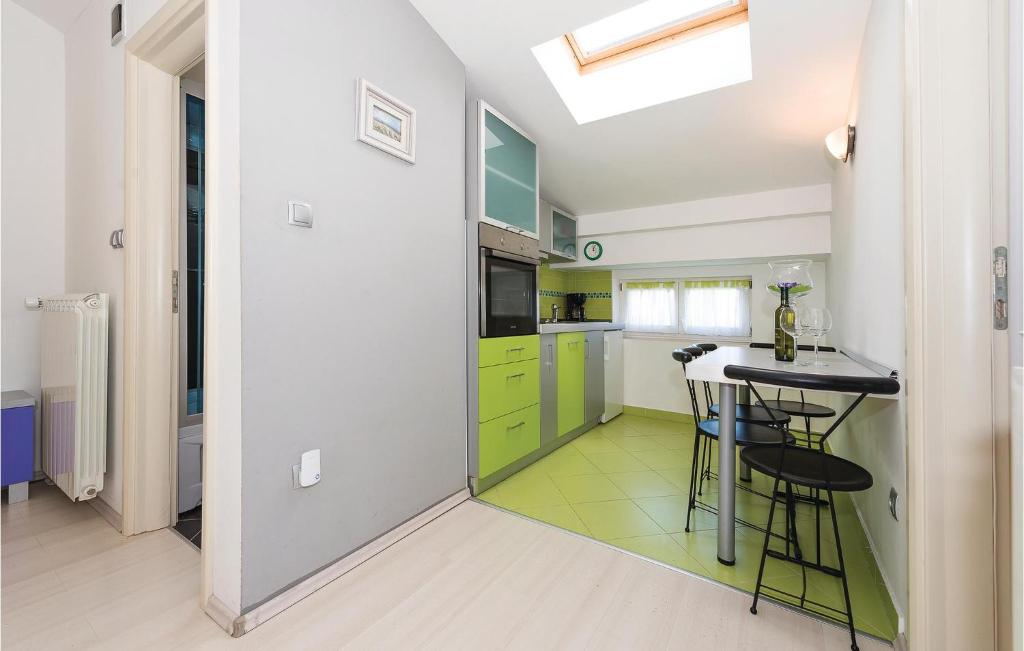 Kuchyň nebo kuchyňský kout v ubytování Two-Bedroom Apartment In Vodice