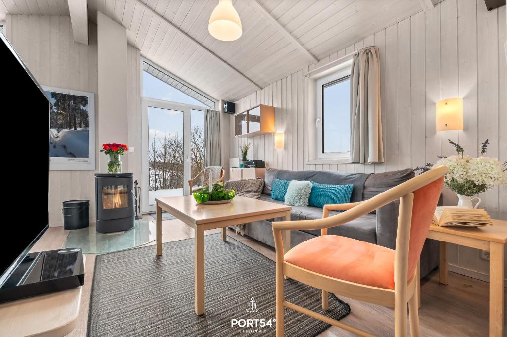 un salon avec un canapé et une table dans l'établissement Ferienhaus Waldpalast - Sankt Andreasberg im Harz, à Sankt-Andreasberg