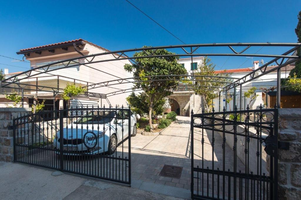 una puerta delante de una casa con un coche en House Mari, en Punat