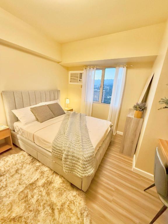 Postel nebo postele na pokoji v ubytování Brand New 1 BR - Avida Towers Riala Tower 4