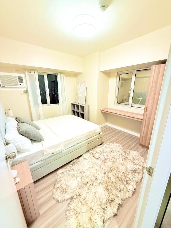 Postel nebo postele na pokoji v ubytování Brand New 1 BR - Avida Towers Riala Tower 4