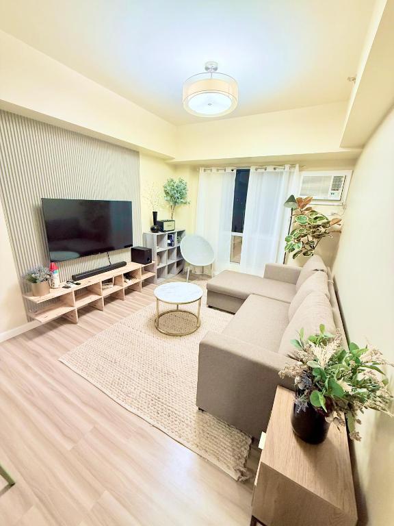 TV a/nebo společenská místnost v ubytování Brand New 1 BR - Avida Towers Riala Tower 4