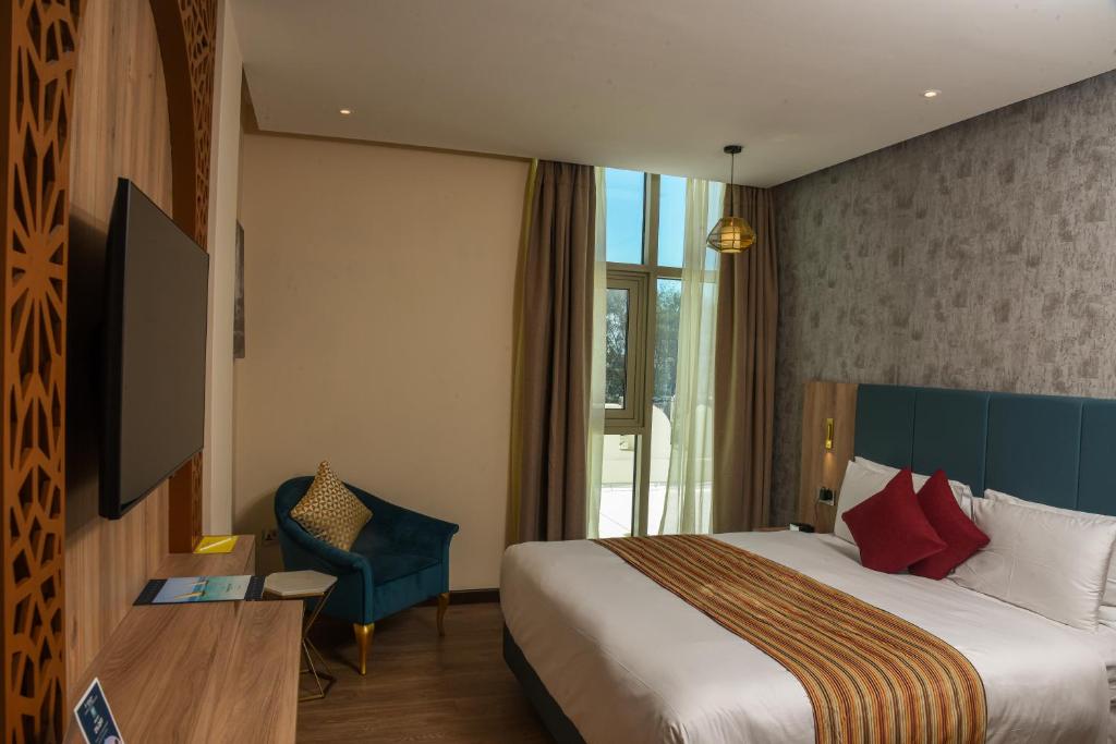 Tempat tidur dalam kamar di Golden Tulip Zanzibar Airport Hotel & Spa