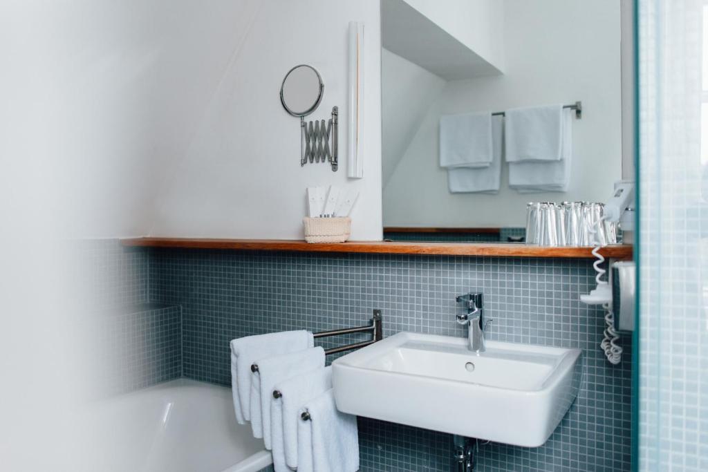 Koupelna v ubytování Hotel Waldhof auf Herrenland
