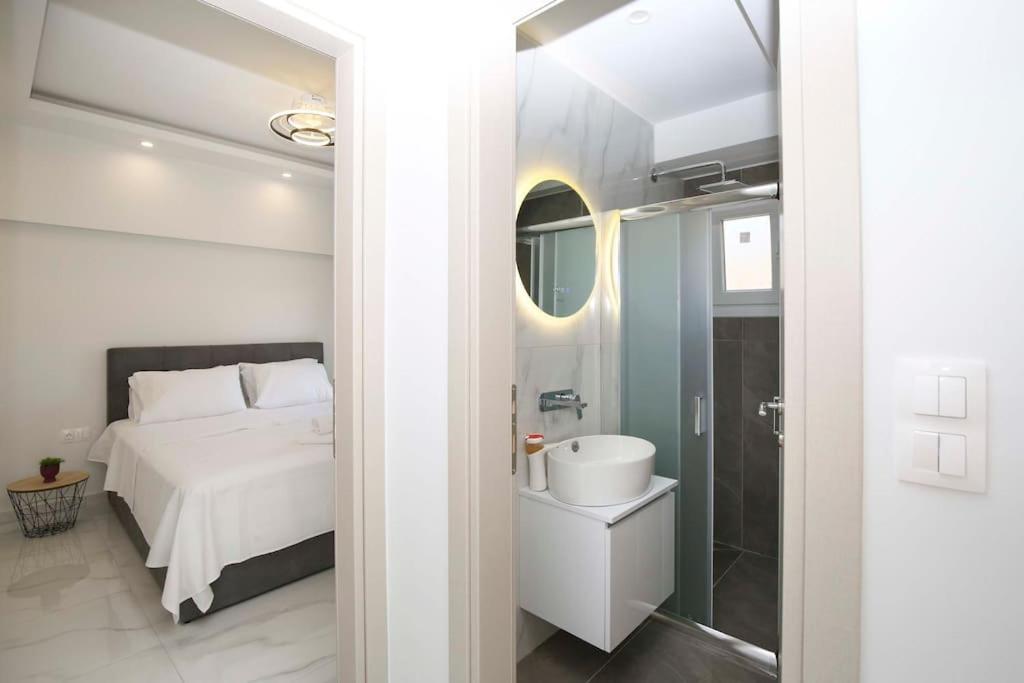 テッサロニキにある#Ioannas apartments 2bedroom houseの白いベッドとバスルームのある寝室