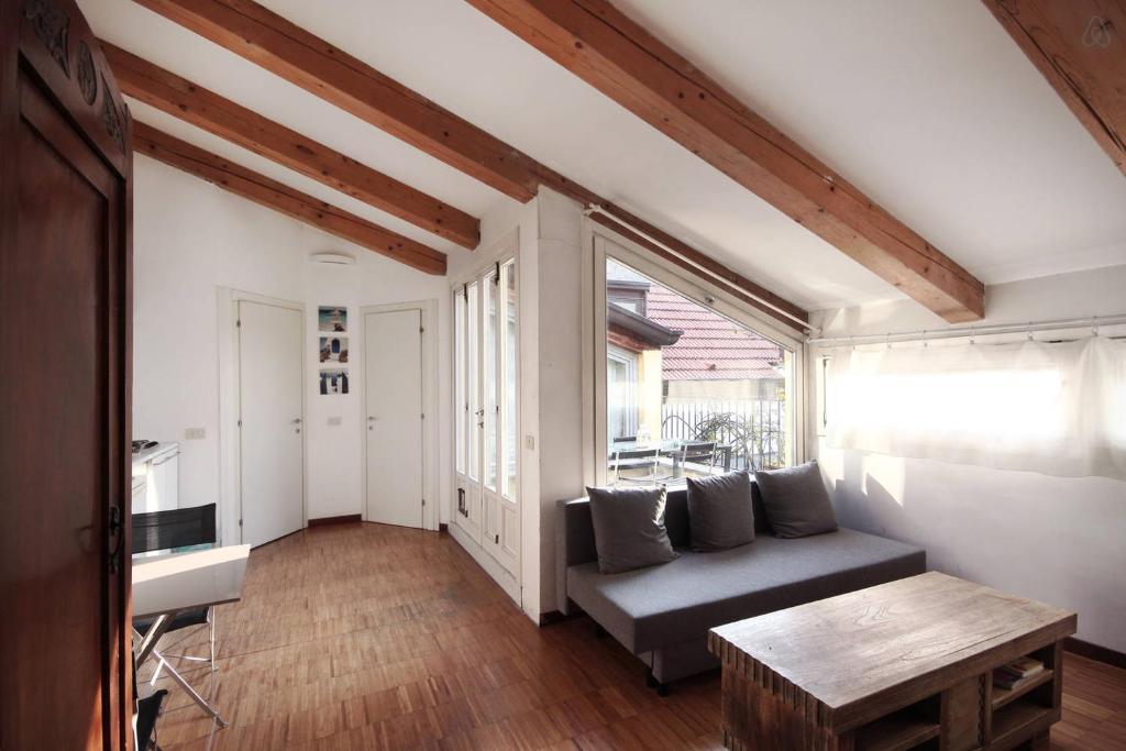 uma sala de estar com um sofá e uma mesa em dHomes - Apartments and Rooms - Duomo Delight, terrace em Milão