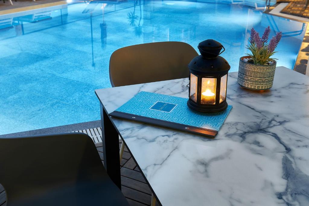 Bazén v ubytování Bella Vista Hotel "by Checkin" nebo v jeho okolí