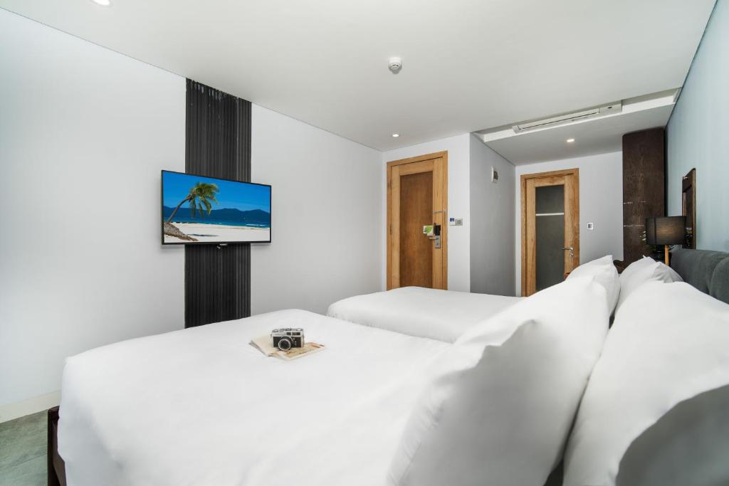 TV a/nebo společenská místnost v ubytování DOMA by HSuites Hotel & Apartment