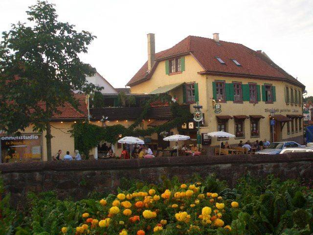un edificio con un ramo de flores delante de él en Gasthaus Alte Brauerei, en Ettenheim
