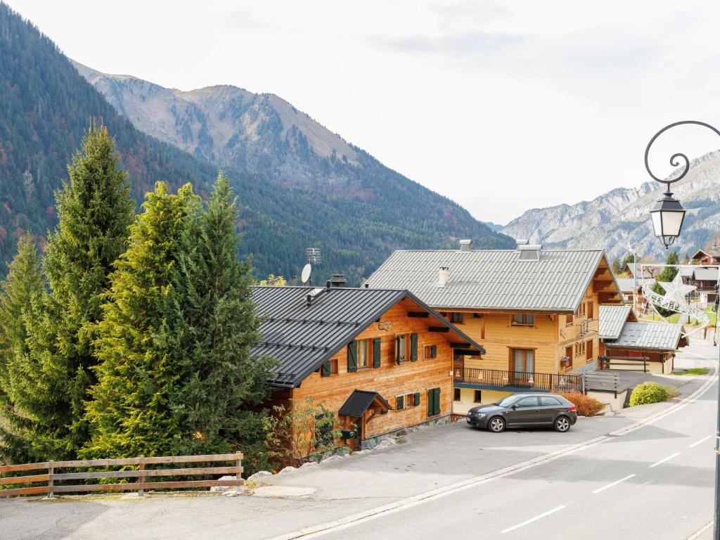 une maison dans les montagnes avec une voiture garée devant dans l'établissement Apartment Fer à Cheval-2 by Interhome, à Châtel