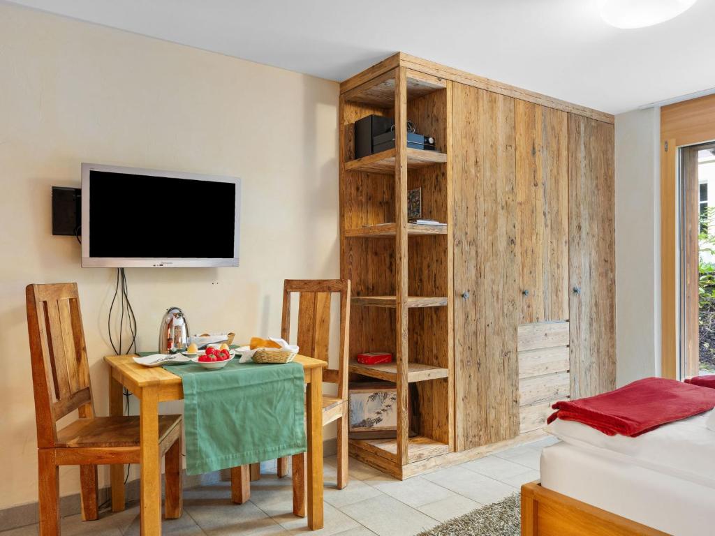 TV a/nebo společenská místnost v ubytování Apartment Rütschi-1 by Interhome