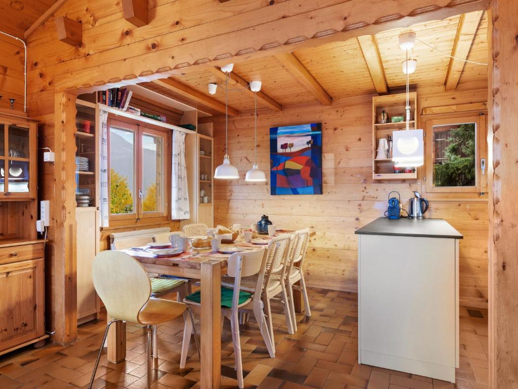Kuchyň nebo kuchyňský kout v ubytování Chalet Rietsli by Interhome