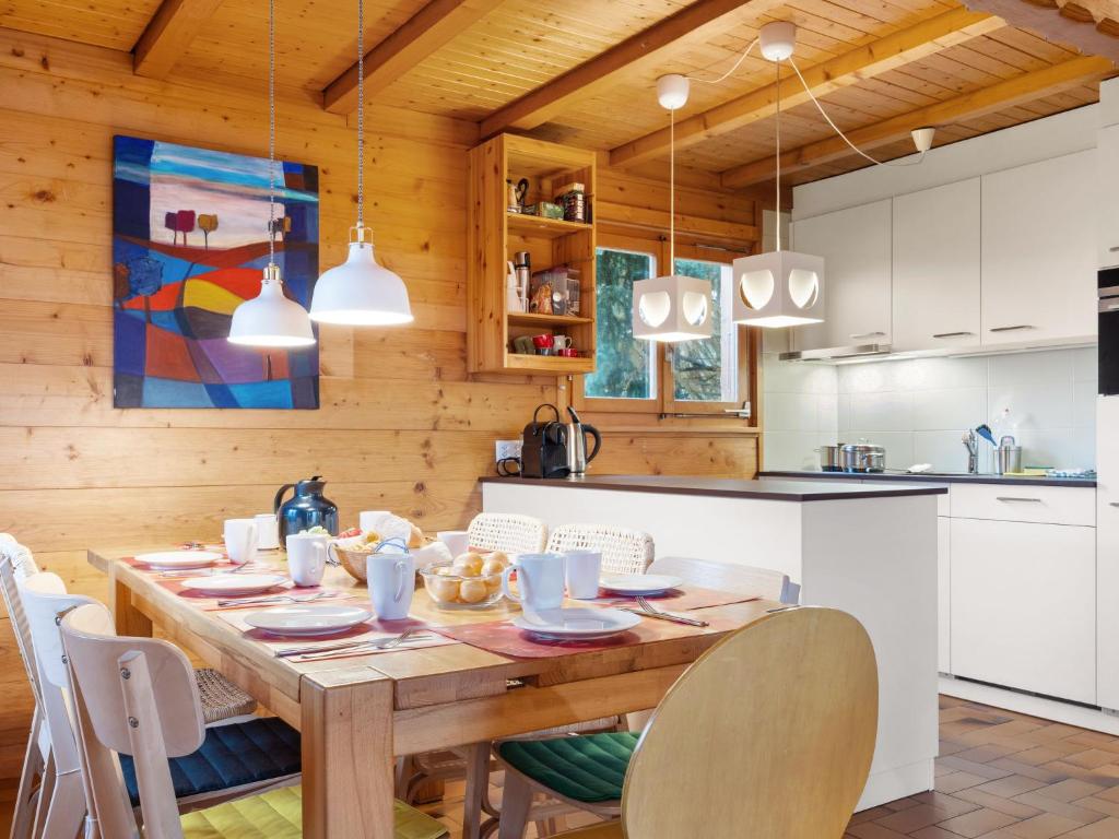 Kuchyň nebo kuchyňský kout v ubytování Chalet Rietsli by Interhome