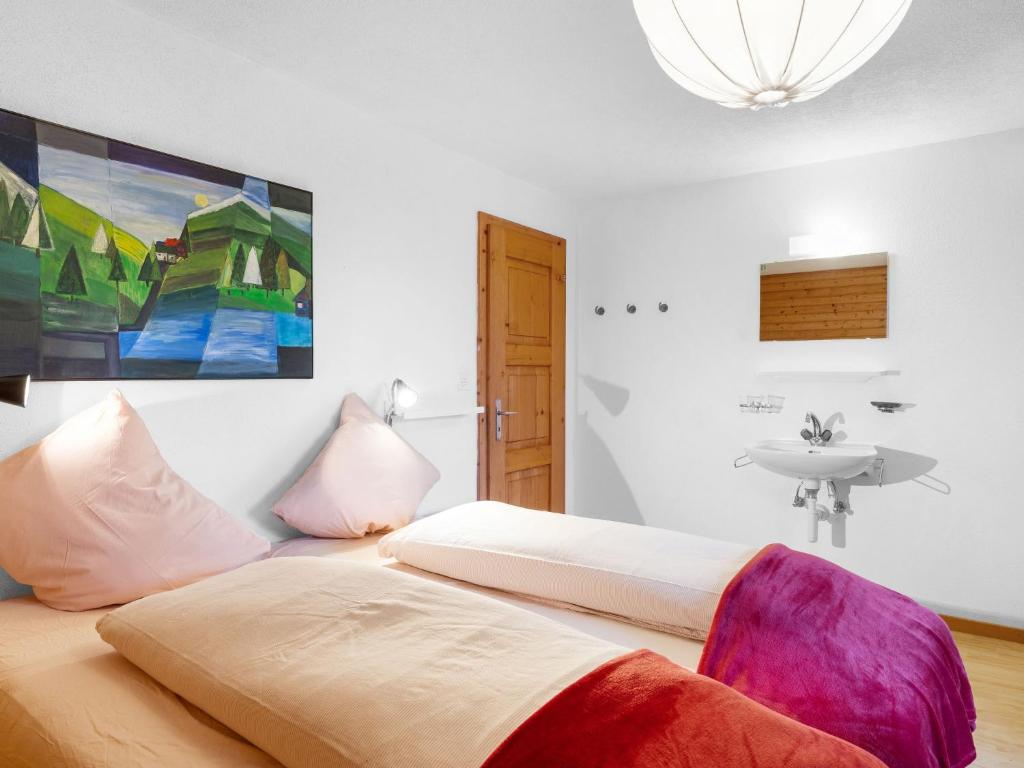Postel nebo postele na pokoji v ubytování Chalet Rietsli by Interhome