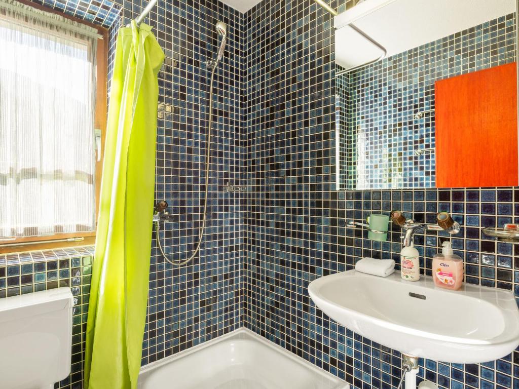Koupelna v ubytování Apartment Aragon F130 by Interhome