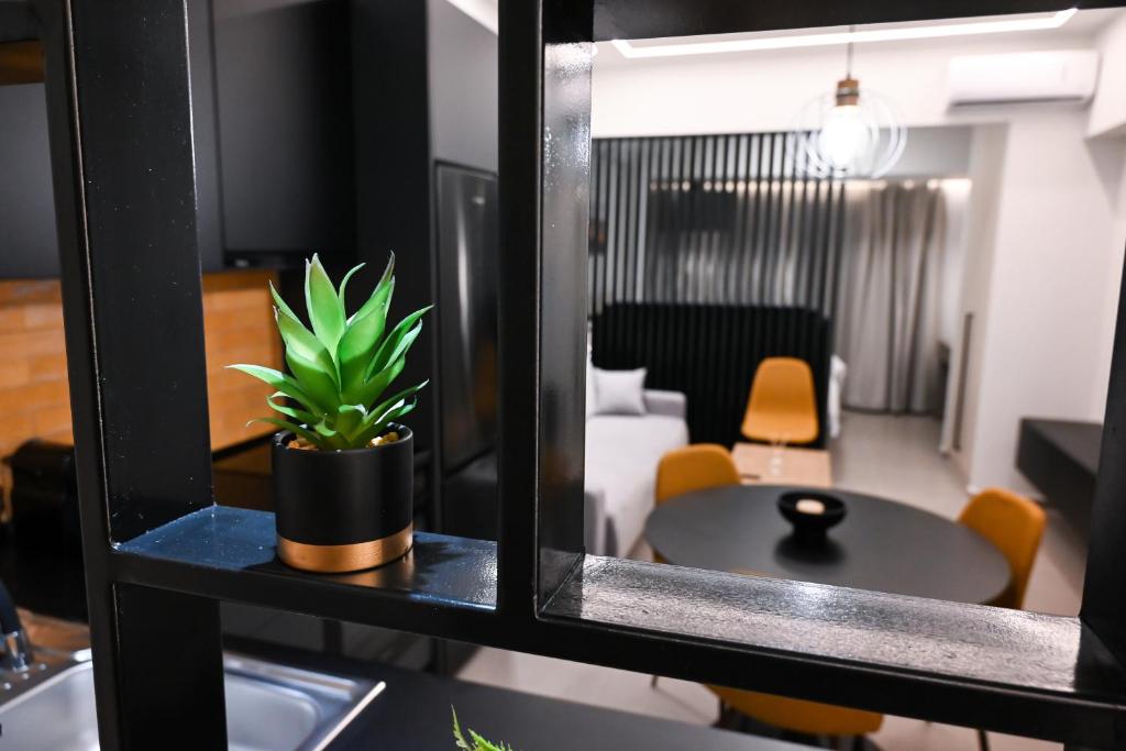 una maceta sentada en un estante en una habitación en GMluxuryapartments, en Larisa