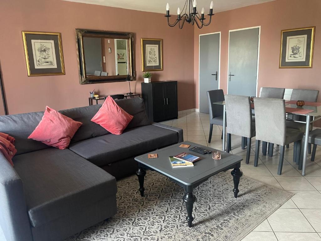 Appartement dans un vignoble في Chindrieux: غرفة معيشة مع أريكة وطاولة