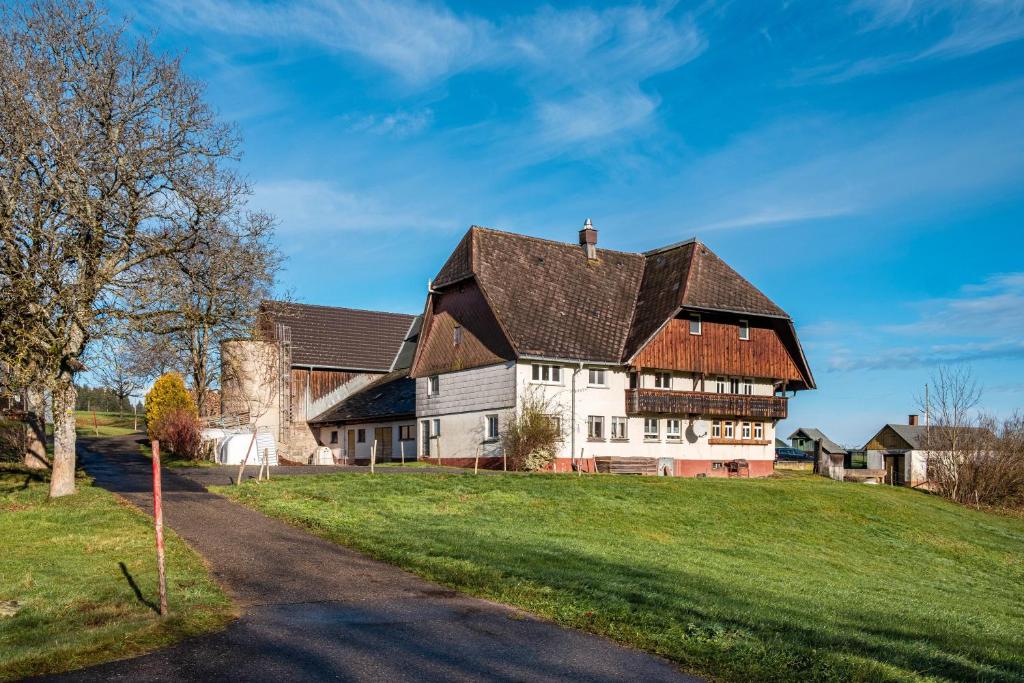 Casa blanca grande con techo marrón en Zuckerbauernhof-Ferien in der Natur, en Sankt Georgen