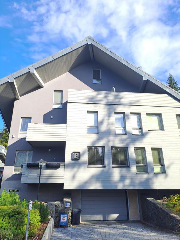 Το κτήριο όπου στεγάζεται  το διαμέρισμα