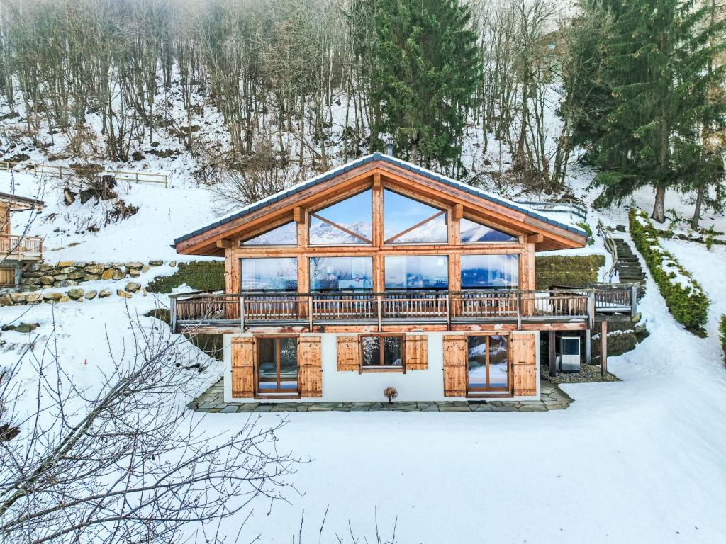 una casa de madera en la nieve en Chalet D'Arby by Interhome, en Nendaz