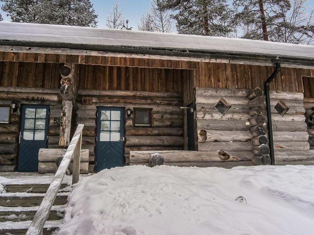 ein Blockhaus mit Schnee davor in der Unterkunft Holiday Home Vuokatinportti b 9 by Interhome in Lahdenperä