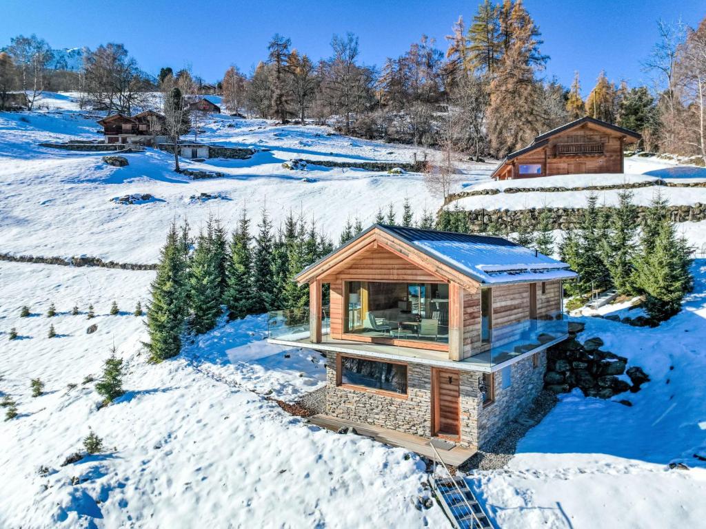una pequeña casa en la nieve en Chalet Papillon by Interhome, en Nendaz