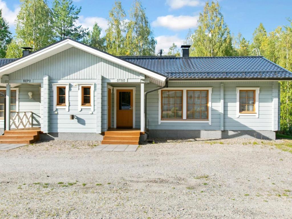 ein kleines weißes Haus mit Auffahrt in der Unterkunft Holiday Home Otso by Interhome in Lahdenperä