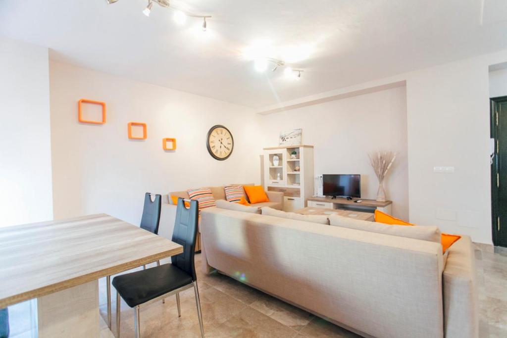 Televízia a/alebo spoločenská miestnosť v ubytovaní Wide and diaphanous- 3Bd 2Bth- Alcázar