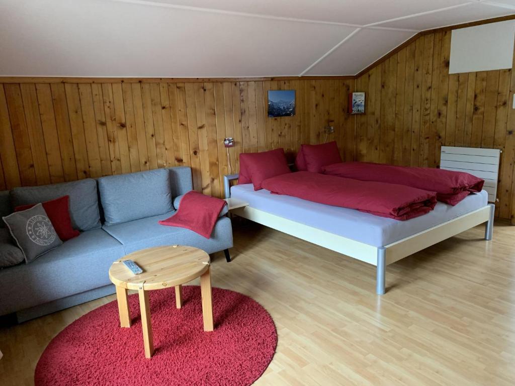 Uma cama ou camas num quarto em Apartment Hari by Interhome