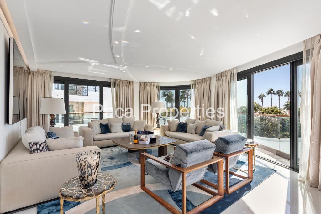 un salon avec un canapé et une table dans l'établissement Cannes Croisette 4 chambres luxe - 7C, à Cannes