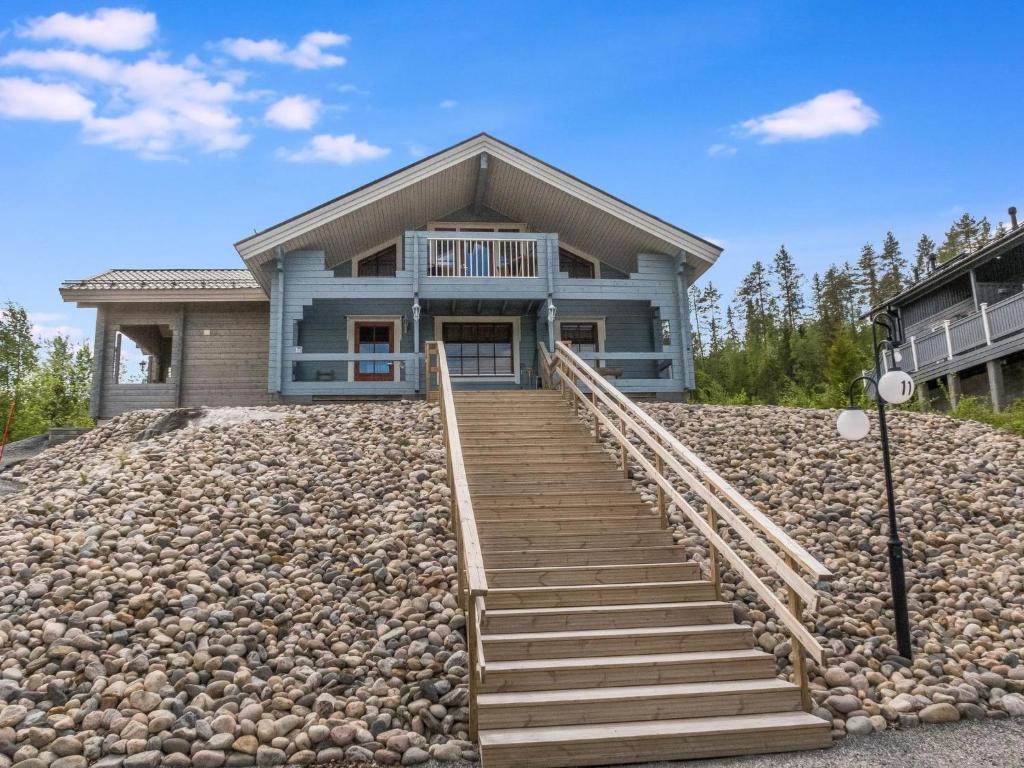 ein Haus auf einem großen Felsen in der Unterkunft Holiday Home Värikatti by Interhome in Vuokatti