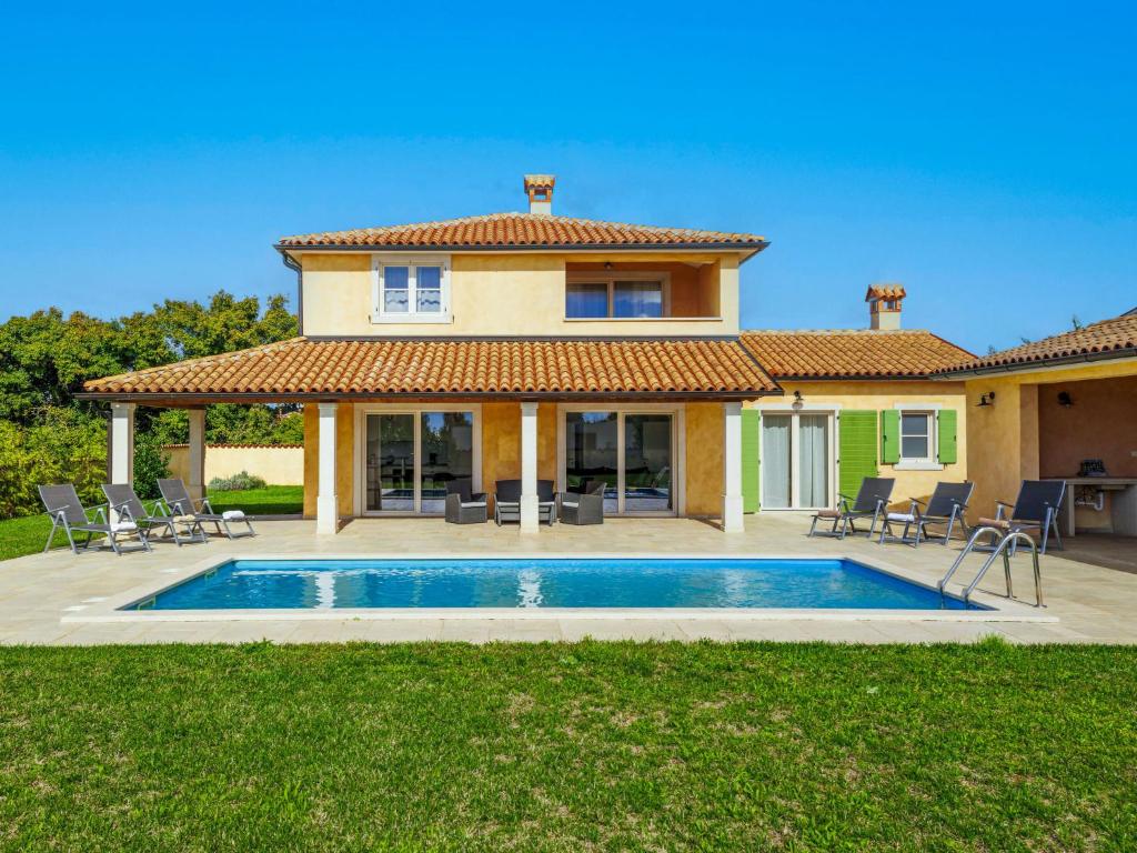 dom z basenem na podwórku w obiekcie Villa Flori by Interhome w mieście Svetvinčenat
