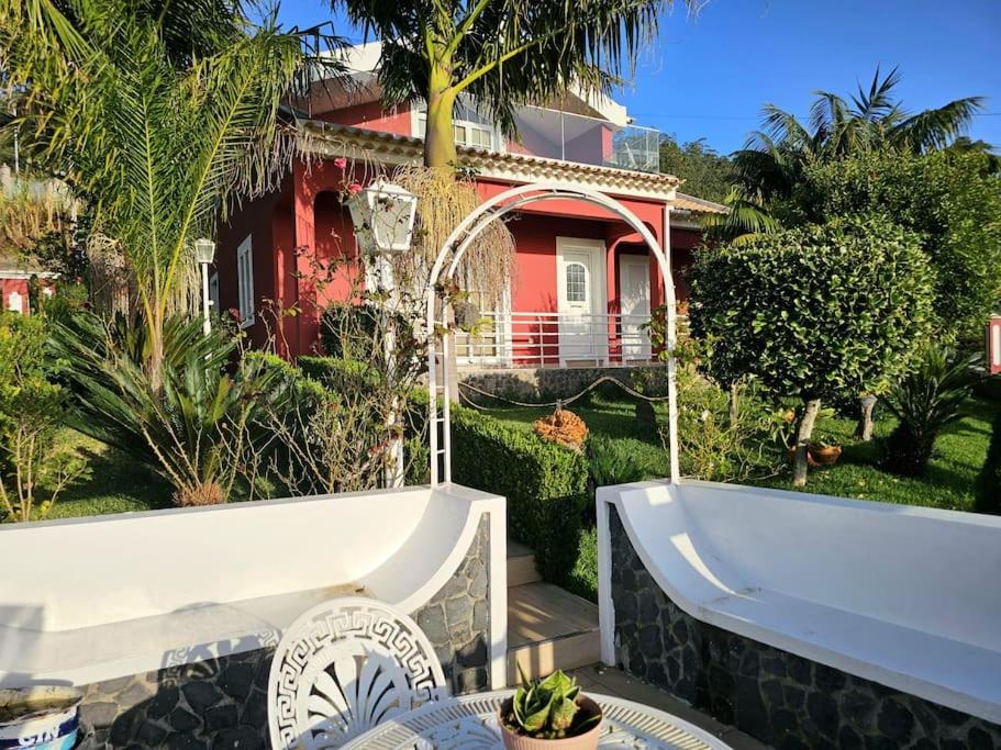 CanhasVilla River Ponta do Sol by Rentallido的浴缸位于房子前