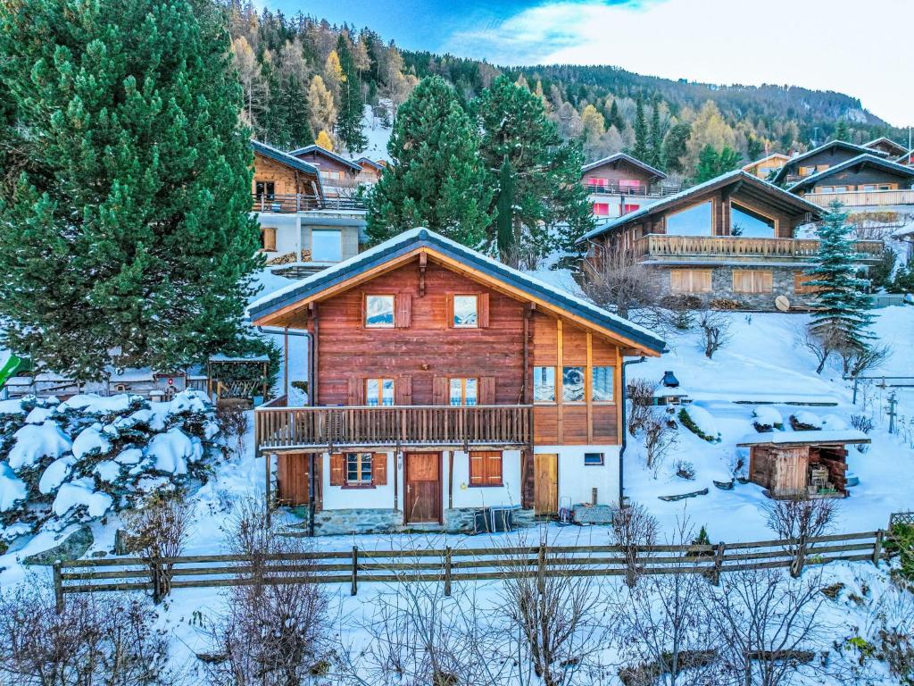 een luchtzicht op een blokhut in de sneeuw bij Chalet L'aïeul by Interhome in Nendaz
