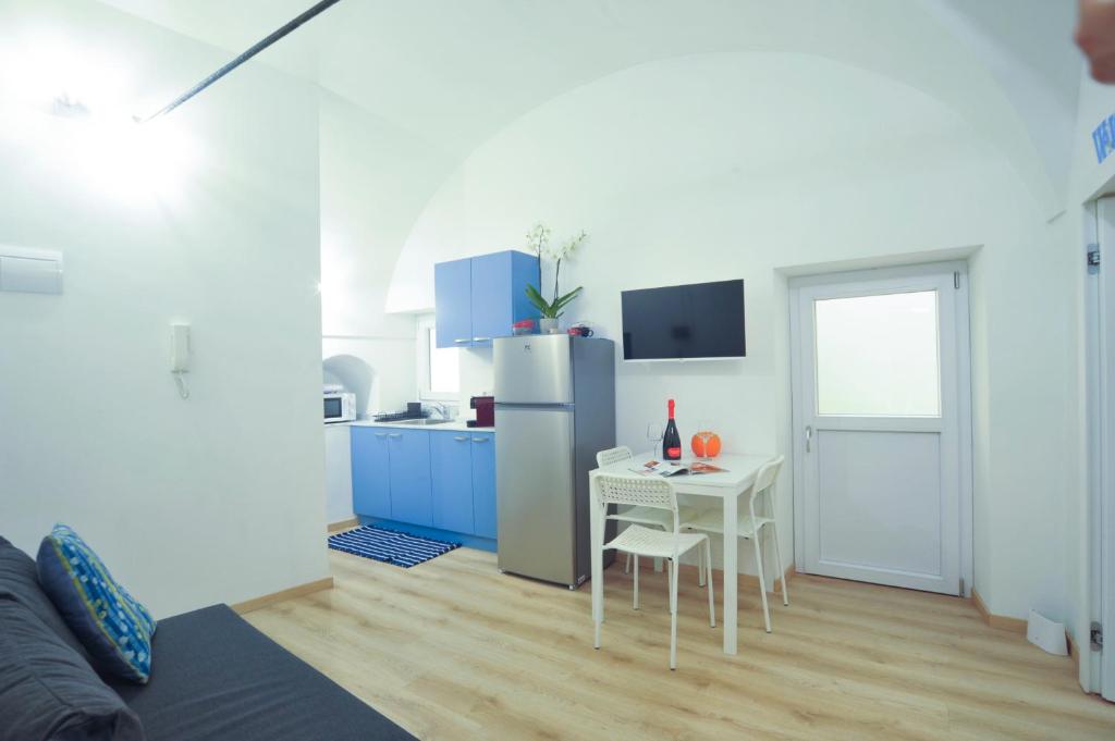 une petite cuisine avec une table et un réfrigérateur dans l'établissement Casa Pepi City Center, à Sanremo