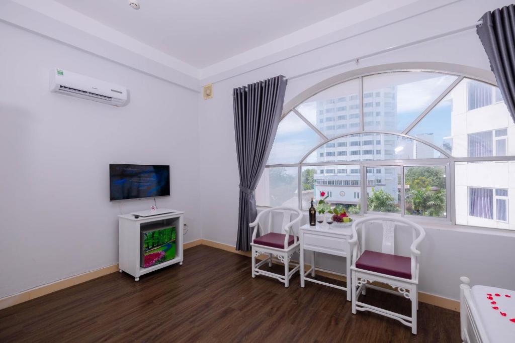 TV a/nebo společenská místnost v ubytování CCT Luxury Hotel