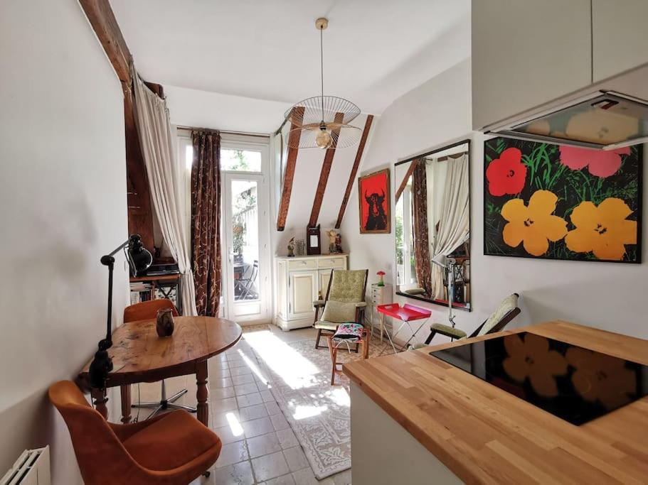 un salon avec une table et une salle à manger dans l'établissement Joli Cocon avec Terrasse dans Le Marais, à Paris