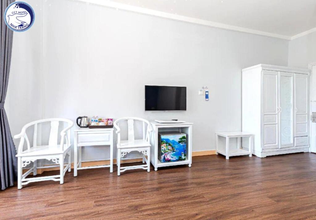 TV a/nebo společenská místnost v ubytování CCT Luxury Hotel