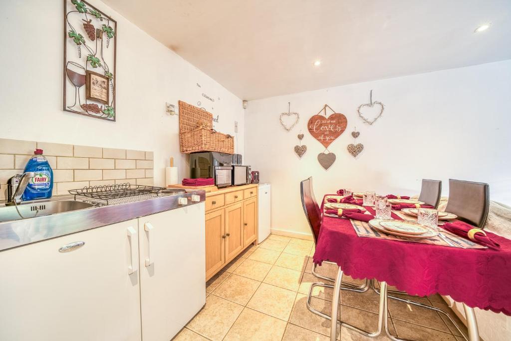 Kuchyň nebo kuchyňský kout v ubytování Stag Cottage New Forest Romantic Hideaway
