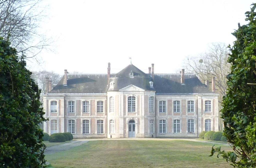 Château D'arry في Arry: منزل أبيض كبير مع ساحة كبيرة