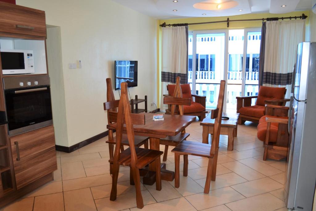 Cowrie Shell Beach Apartments Official - 